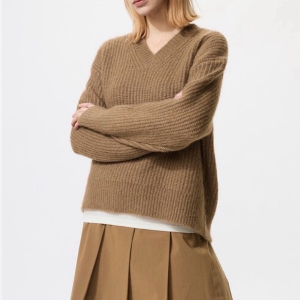 Uniqlo Women's V-Neck Sweater in Warm Brown NWT - Picture 2 of 6